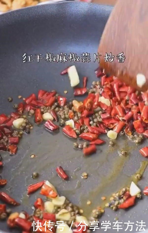 此菜儿子三天不吃就馋，不加1滴水，上锅一蒸，一口一块停不下来