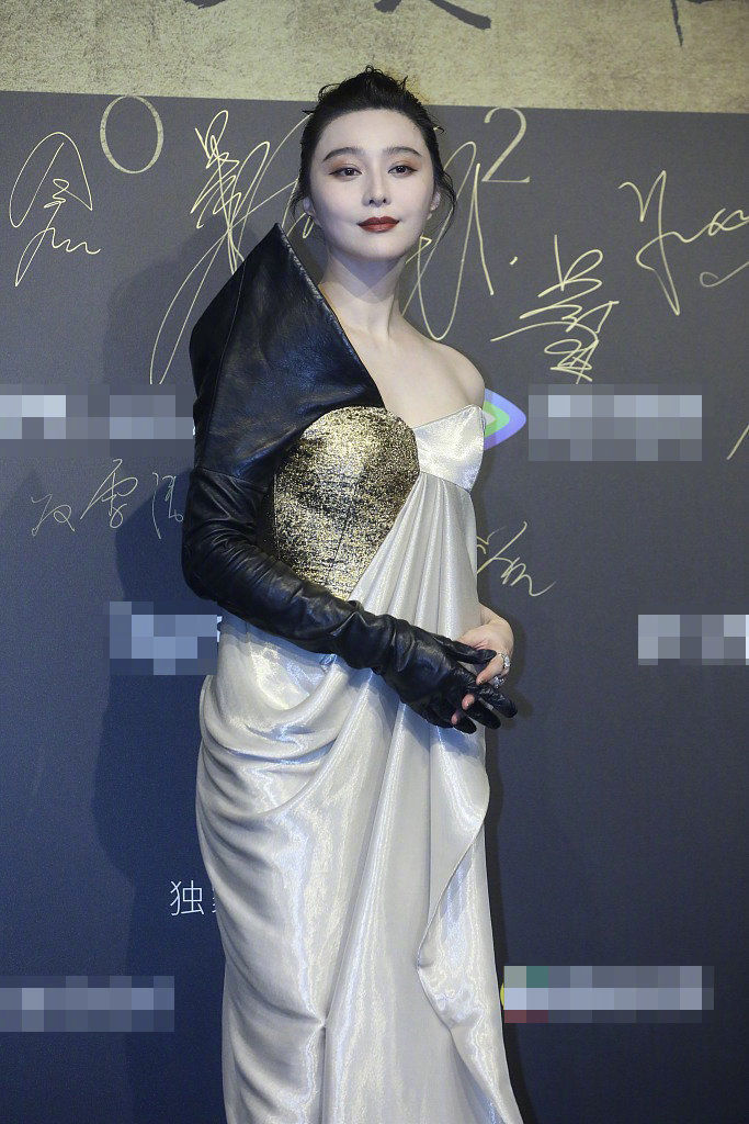 范冰冰穿露肩礼服惊艳亮相,黑金连指红唇诱人,网友:颜值太绝了