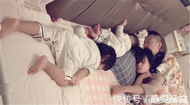 亲子关系|一家四口睡觉的照片火了,网友笑翻:父母是真爱,孩子是意外