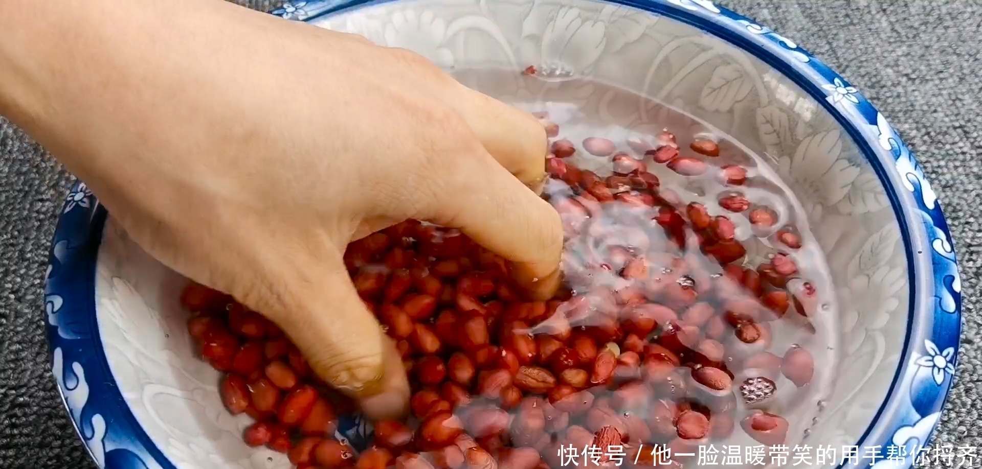 饭店|炒花生米时,掌握这些小诀窍,花生米不黑不糊,放一个月都嘎嘣脆