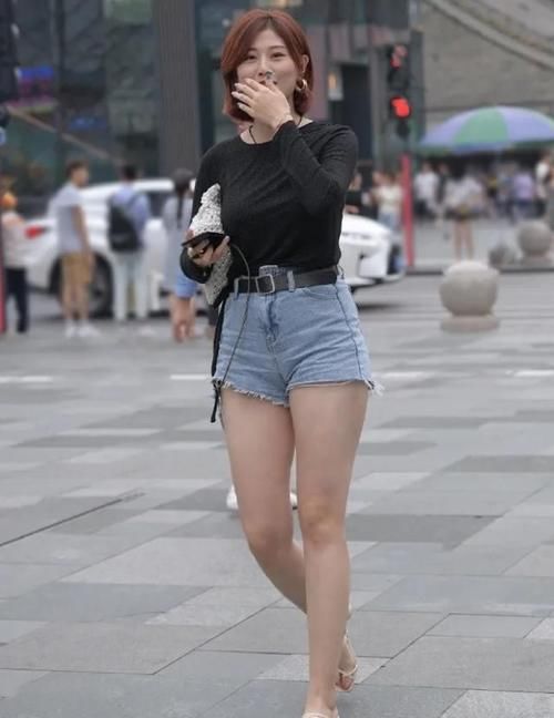 长袖|小姐姐穿黑色长袖圆领T恤，搭配“破烂”款牛仔裤，尽显青春气息