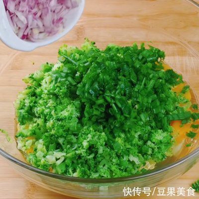  西兰花鸡蛋健康营养饼