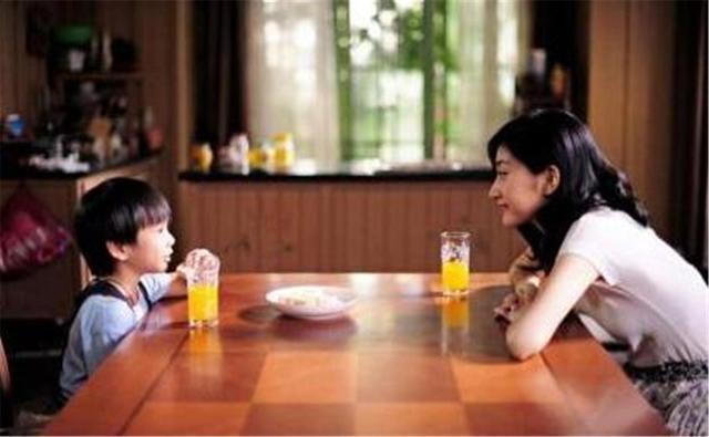 1岁宝宝被爸爸打屁股,找爸爸理论不忘拿着奶瓶,最后一幕太暖心