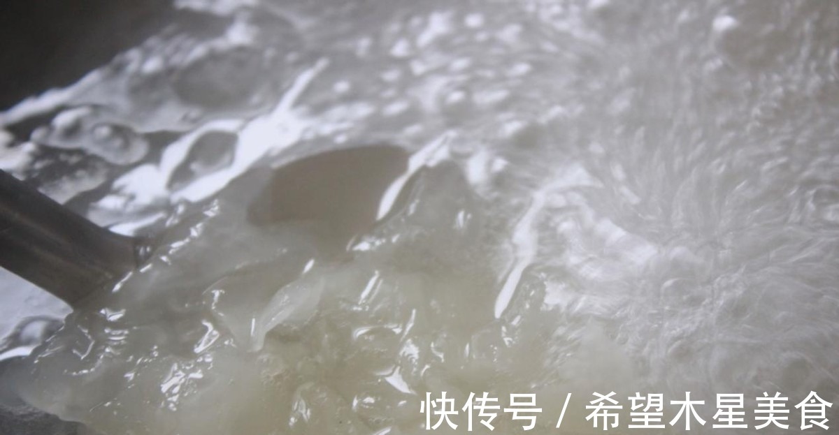 红枣|这是一道银耳羹，加了紫薯后更加香甜，营养更足！