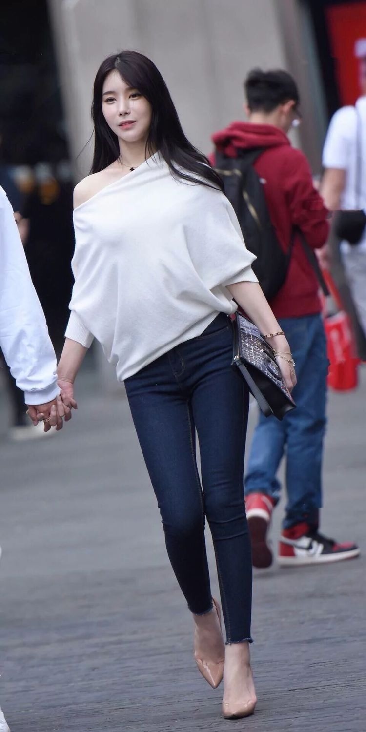 街拍:美女身穿黑白色的连衣裙,展示纤细的身材,简单不失好看