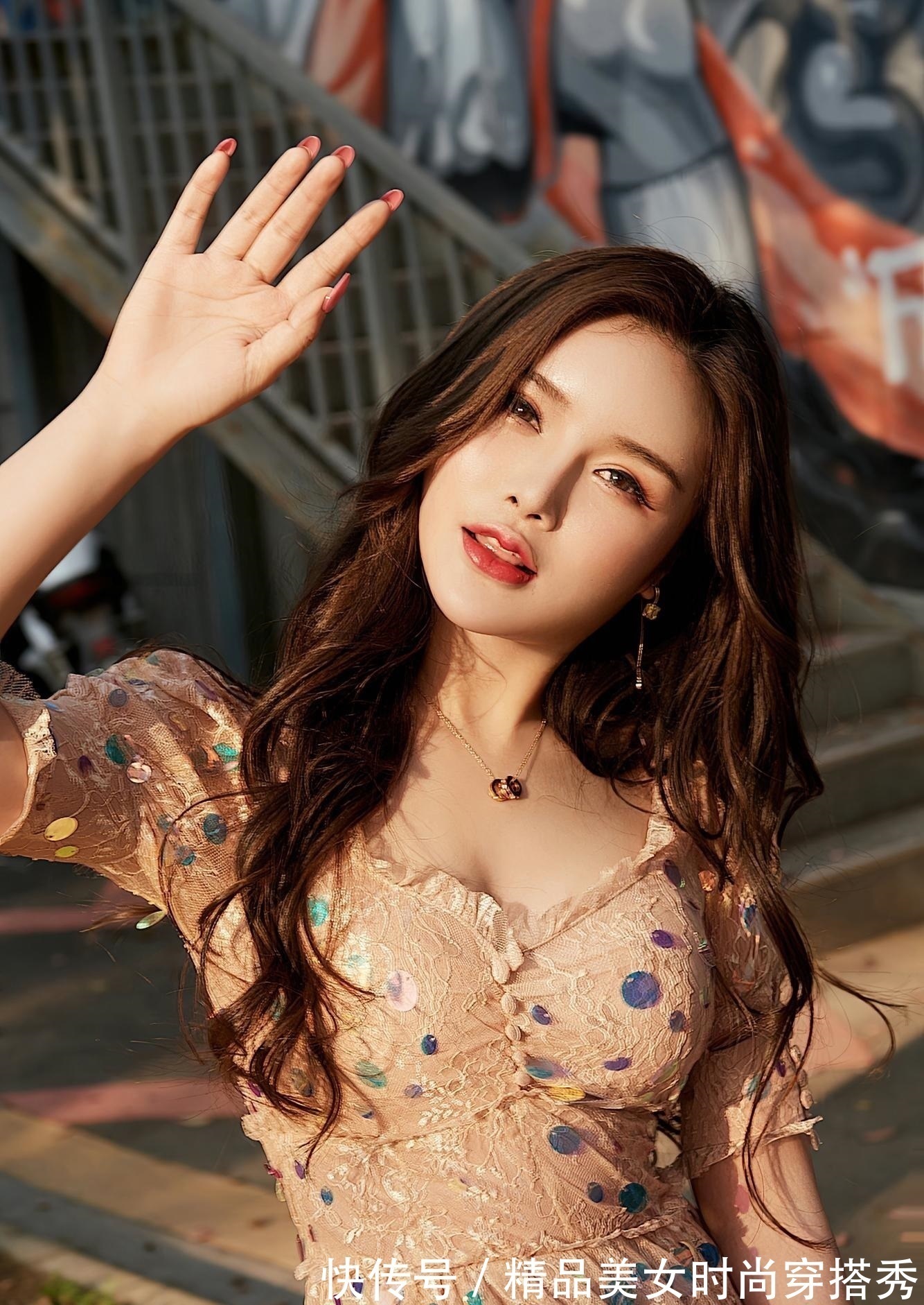 连衣裙 想要更加亮眼,那么不如就选择一款活力的橙色连衣裙吧