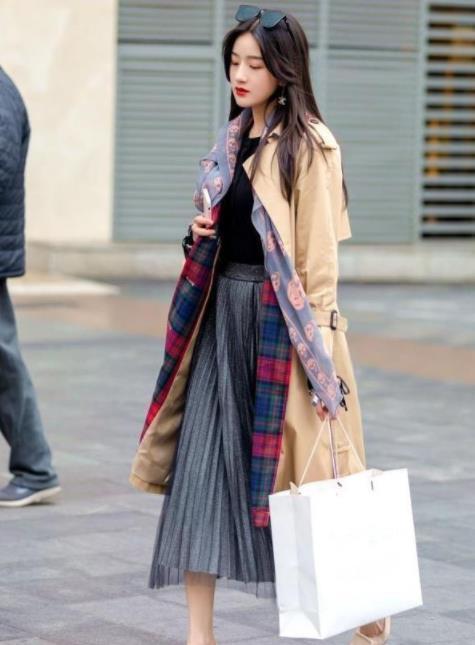 街拍美女身穿白色连衣裙,身姿柔美,让人心动