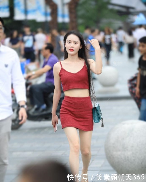 小姐姐|表姐好好的连衣裙非要在中间”截一道“,这样好看吗