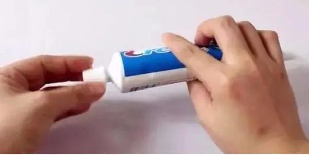 把牙膏挤一点抹在脚趾上,看完你会感谢我的,不知道的人太多了