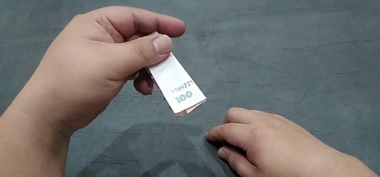 人民币|一个简单的动作就能巧妙的辨别人民币的真假，你们快来学习一下