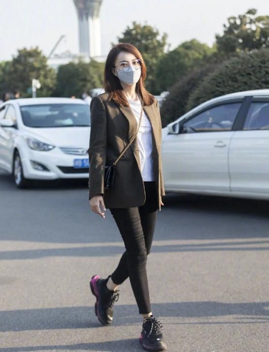 霍汶希身材和气质一流,西装内搭白T恤高级干练,显高又显瘦