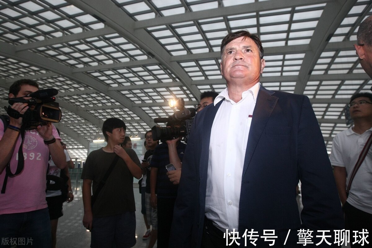 体坛周报|热议！国足现任主帅李铁的年薪曝光，还不及前任里皮的一个零头