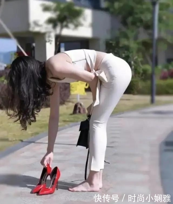 高跟鞋 叫你别穿高跟鞋偏不信,这下没人背你了吧?