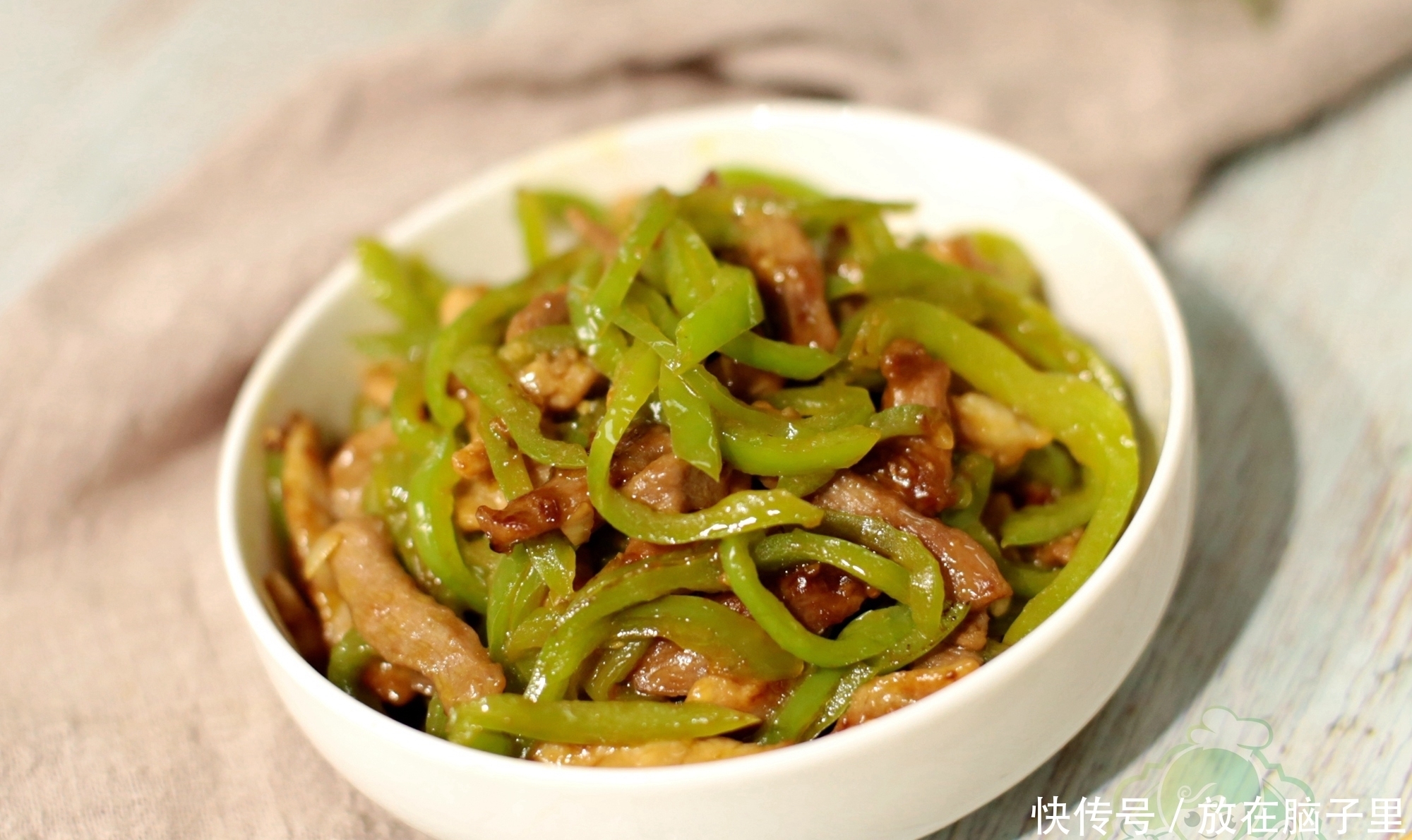 青椒炒肉丝,到底先炒肉还是青椒?分享一下跟大厨学来的方法