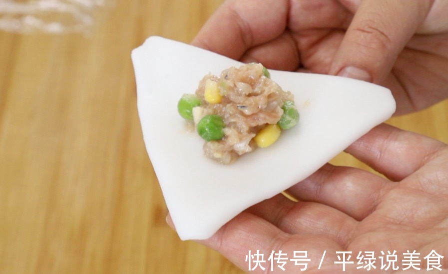 做水晶鲜虾包时,切记不要直接和面,多加这一步,面皮不裂还筋道