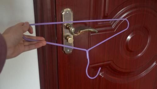 实用|门把手上放一个衣架，真的太厉害了，解决了很多家庭的困扰，实用