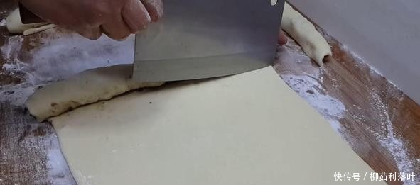 用红豆来做个红豆卷,外酥里嫩,入口香甜,家里孩子超爱吃