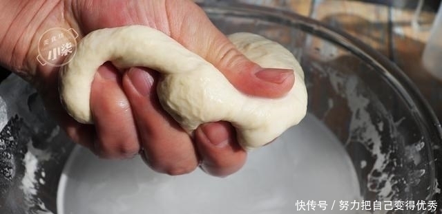 想吃凉皮不用买了,教最简单做法,不用洗面,劲道爽滑张张透亮
