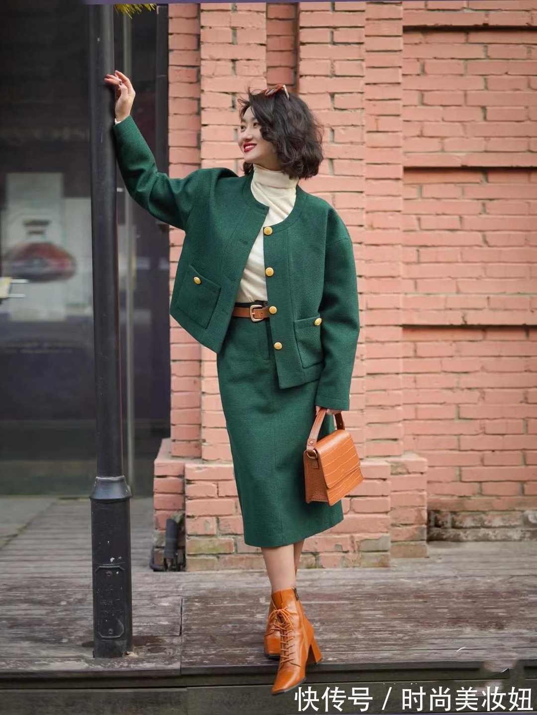 驼色 超显气质的“撞色”穿搭,每一套都很复古优雅,适合40岁女人