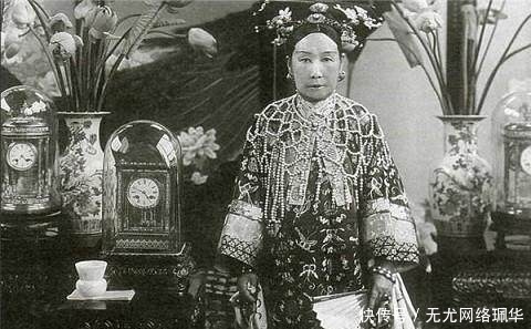 勋龄|1903年,慈禧拍了第一张照片,照片里的她紧张的像个孩子