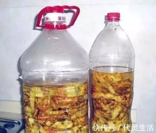 她用一斤香蕉皮把花养爆盆，全年不用施肥，花长得又壮又好开花多