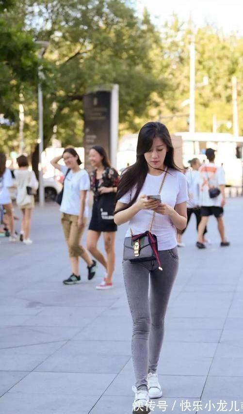 衣服 简单的短袖和紧身牛仔裤,小姐姐气质温柔,看起来很有质感!