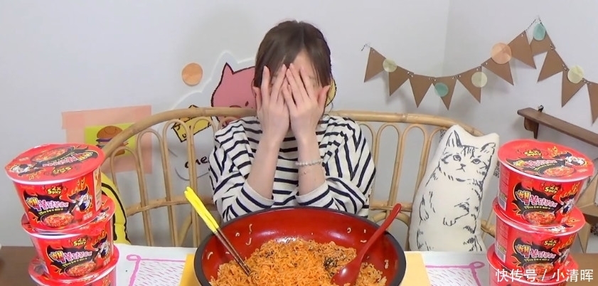 模仿|日本小姐姐模仿大胃王密子君,吃下10斤火鸡面,结果让人尴尬了