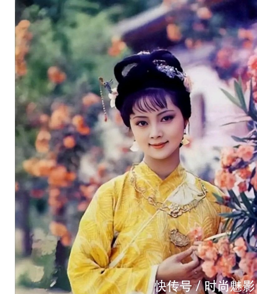 年纪&细抠薛宝钗的年纪,她不可能年方二八,更不可能和袭人、晴雯同庚