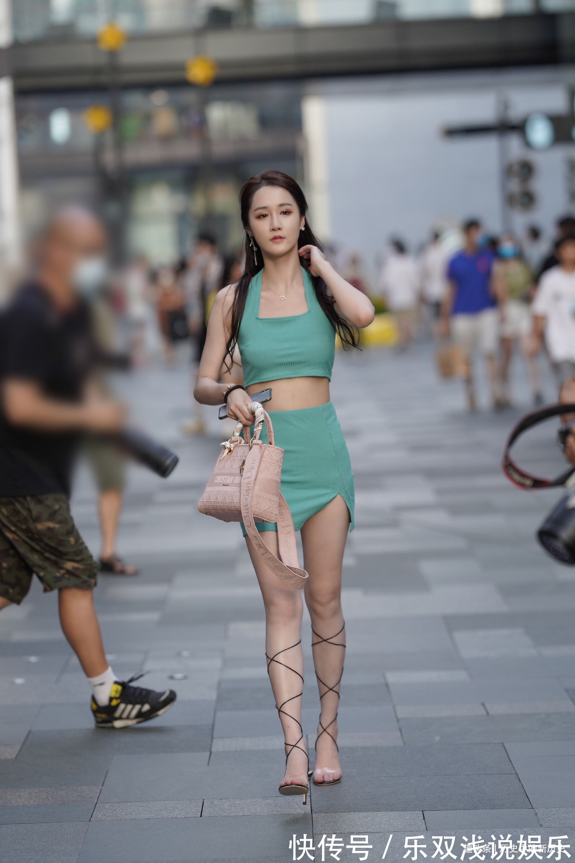 小蛮腰 绿色吊带套装超减龄,搭配绑带高跟鞋,时髦显腿长,妥妥的女神范