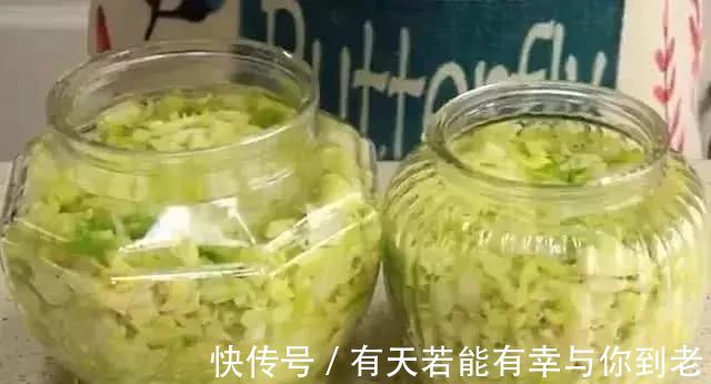 腌酸菜时,只加盐是大错特错,加点它,酸菜酸爽可口,2天就能吃!