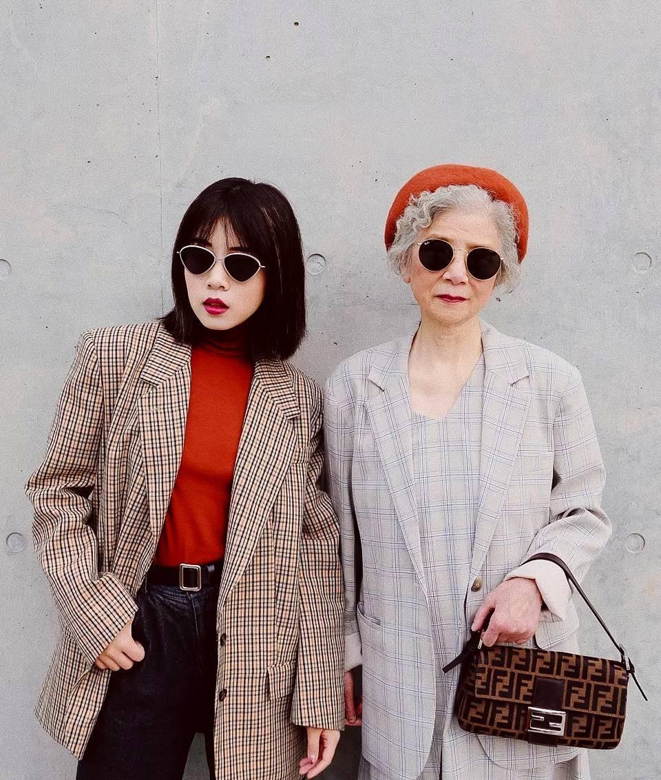 奶奶|谁说头发花白就老了?这位大龄奶奶靠色彩搭配成赢家,状态像少女