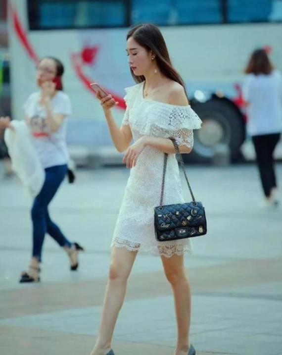 皮肤|街拍:皮肤白皙的美女,针织上衣配黑色休闲裤,青春靓丽