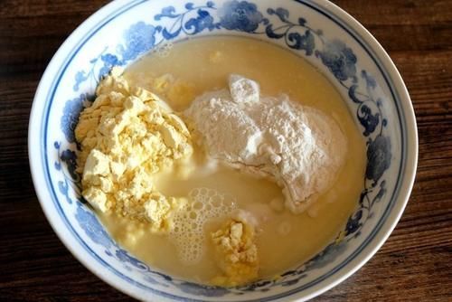 玉米面做面食不用蒸,松软细腻底部焦脆,比蒸的香,全家都爱吃