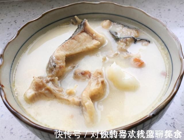 炖鱼汤时，记住“2放2不放”技巧，鱼汤奶白无腥味，鲜香十足