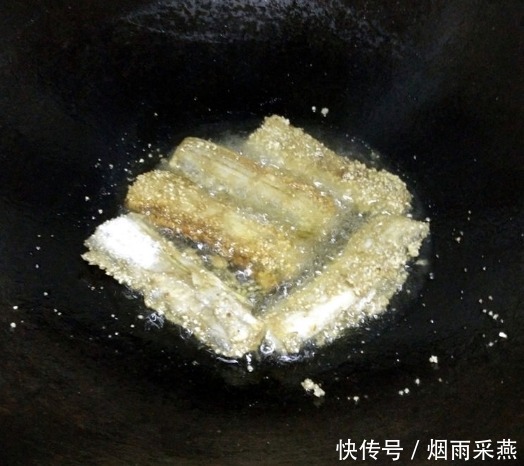 炸带鱼,裹粉还是挂糊?大厨教你做法,鲜嫩酥脆又入味,还没腥味