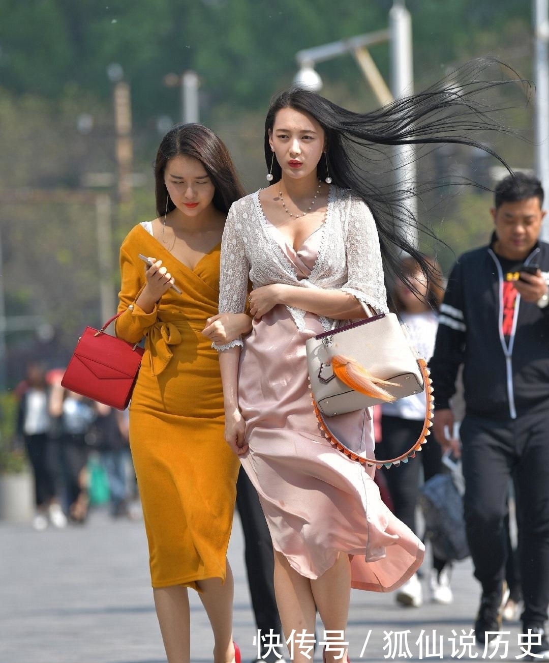 姐妹花|时尚姐妹花,每个动作都是同步的