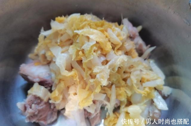 骨头|猪身上“最营养”的部位,10元一斤没人买,肉贩子自己偷留着吃