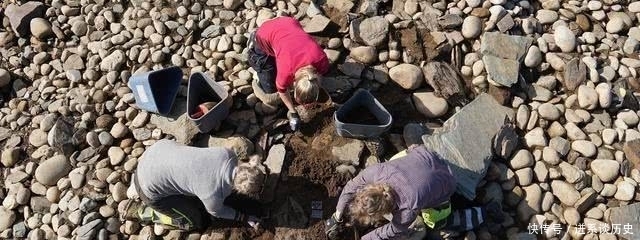 骨灰|考古学家翻开几百公斤的大石板,发现下面有个被压碎的青铜骨灰罐