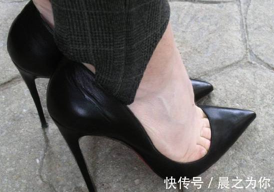 尖头 一双高跟鞋搭配在白嫩脚丫上,让你的女人味就是那么足足哒!