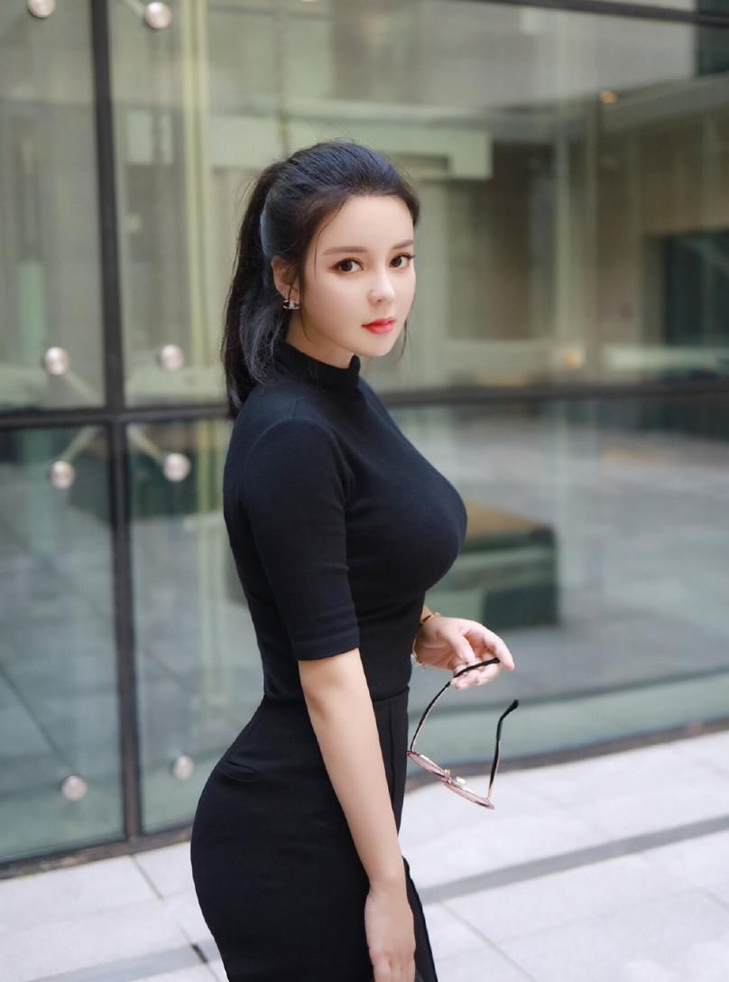  精致|爱穿紧身连体衣，勾勒丰腴曼妙身材，散发成熟性感韵味