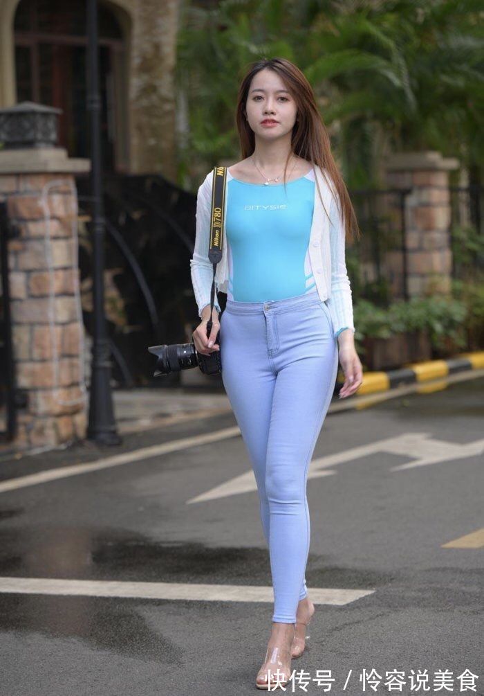 高跟鞋 紧身衣搭配百搭牛仔裤,修身又塑形,那份小家碧玉般的温柔很迷人