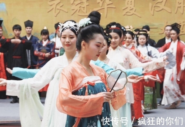 韩服$韩国网友热议:为什么中国人总模仿韩国穿韩服?听中国姑娘怎么说