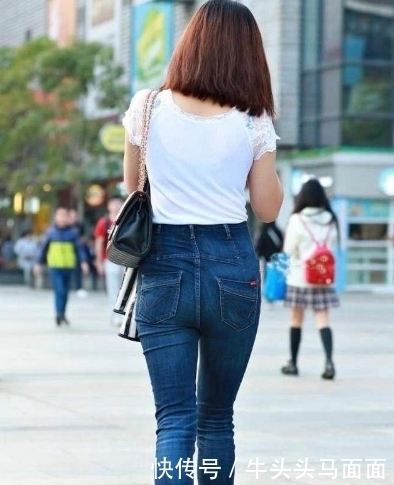 牛仔裤穿搭展现出成熟女性的魅力,让身材更加苗条动人