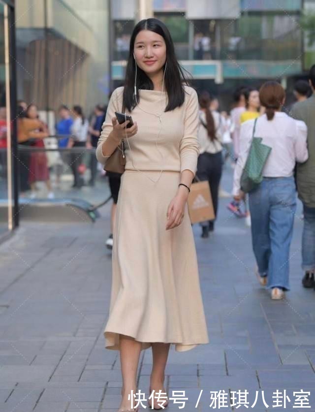 知性|卡其色彩的连衣裙,知性优雅,尽显迷人魅力
