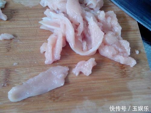 冬天要穿暖吃好别感冒,试试一道菜,辣味适中又开胃,增强免疫