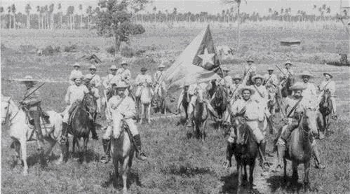 偷袭|卡斯特罗召集165人偷袭圣地亚哥的兵营，输得太惨，自己中枪被俘