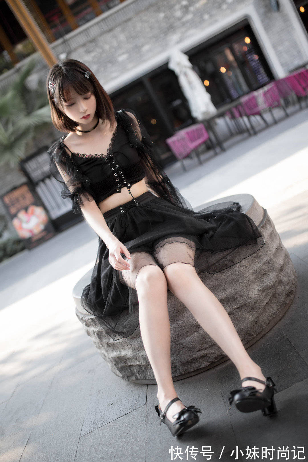 减龄 黑色套装裙减龄又时尚,搭配高跟鞋,在视觉上拉长整个人的身高