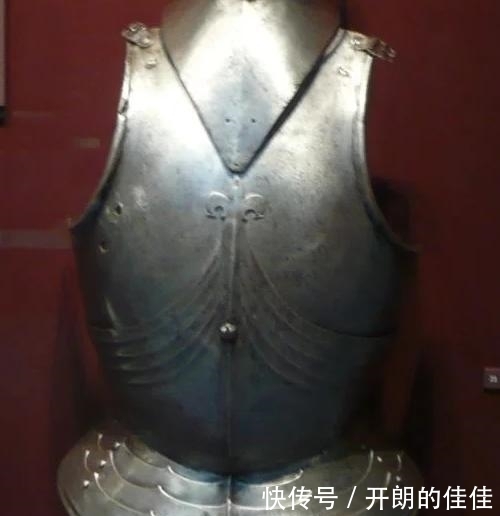 中世纪|中世纪这五种盔甲价格各异,富人刀枪难入,穷人只能用布甲骗自己