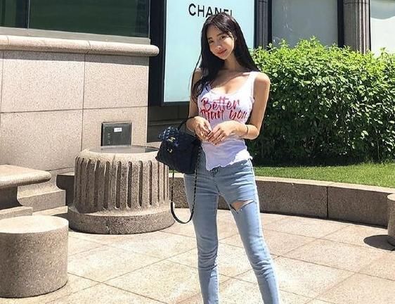 妩媚优雅的牛仔裤美女,绽放青春魅力,活力感十足