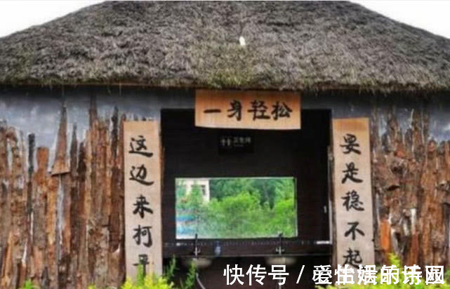 对联$厕所门口挂一副对联,上联“来人不蹲就站”,下联更绝